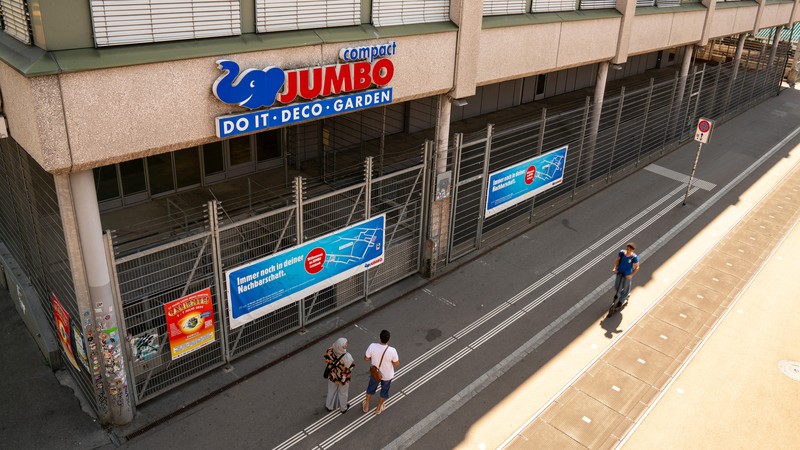 Der Jumbo zieht weg von der Hardstrasse und hinterlässt ein ungenutztes Erdgeschoss