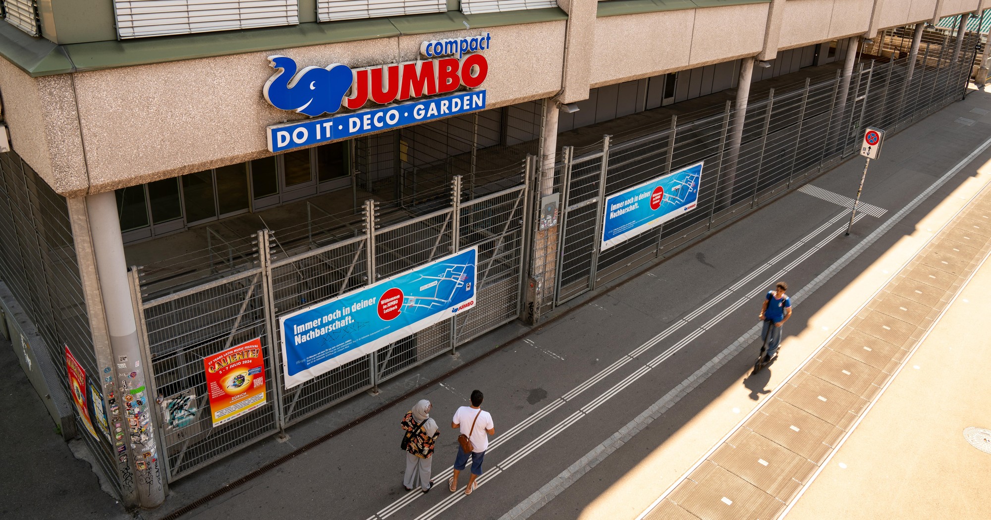 Der Jumbo zieht weg von der Hardstrasse und hinterlässt ein ungenutztes Erdgeschoss